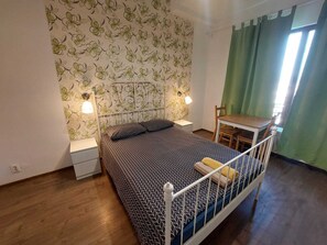 Deluxe Studio | Desk, laptop workspace, free WiFi - Vasile Apartment studio  (Bucharest)