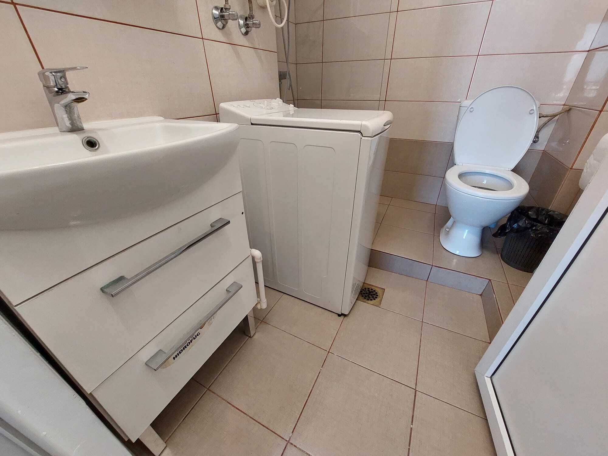 Estudio Deluxe | Baño | Regadera, secadora de cabello, toallas, jabón 