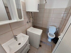 Deluxe Studio | Bathroom | Shower, hair dryer, towels, soap - Vasile Apartment studio  (Bucharest)