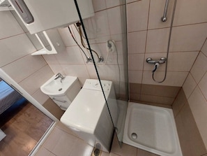 Deluxe Studio | Bathroom
