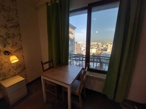 Desk, laptop workspace, free WiFi - Vasile Apartment studio  (Bucharest)