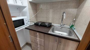 Estúdio luxo | Cozinha americana privada | Frigobar, micro-ondas, cooktop, talheres/pratos/utensílios de cozinha