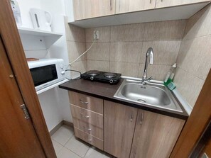 デラックス スタジオ | 専用簡易キッチン | 小型冷蔵庫、電子レンジ、コンロ、調理器具と食器