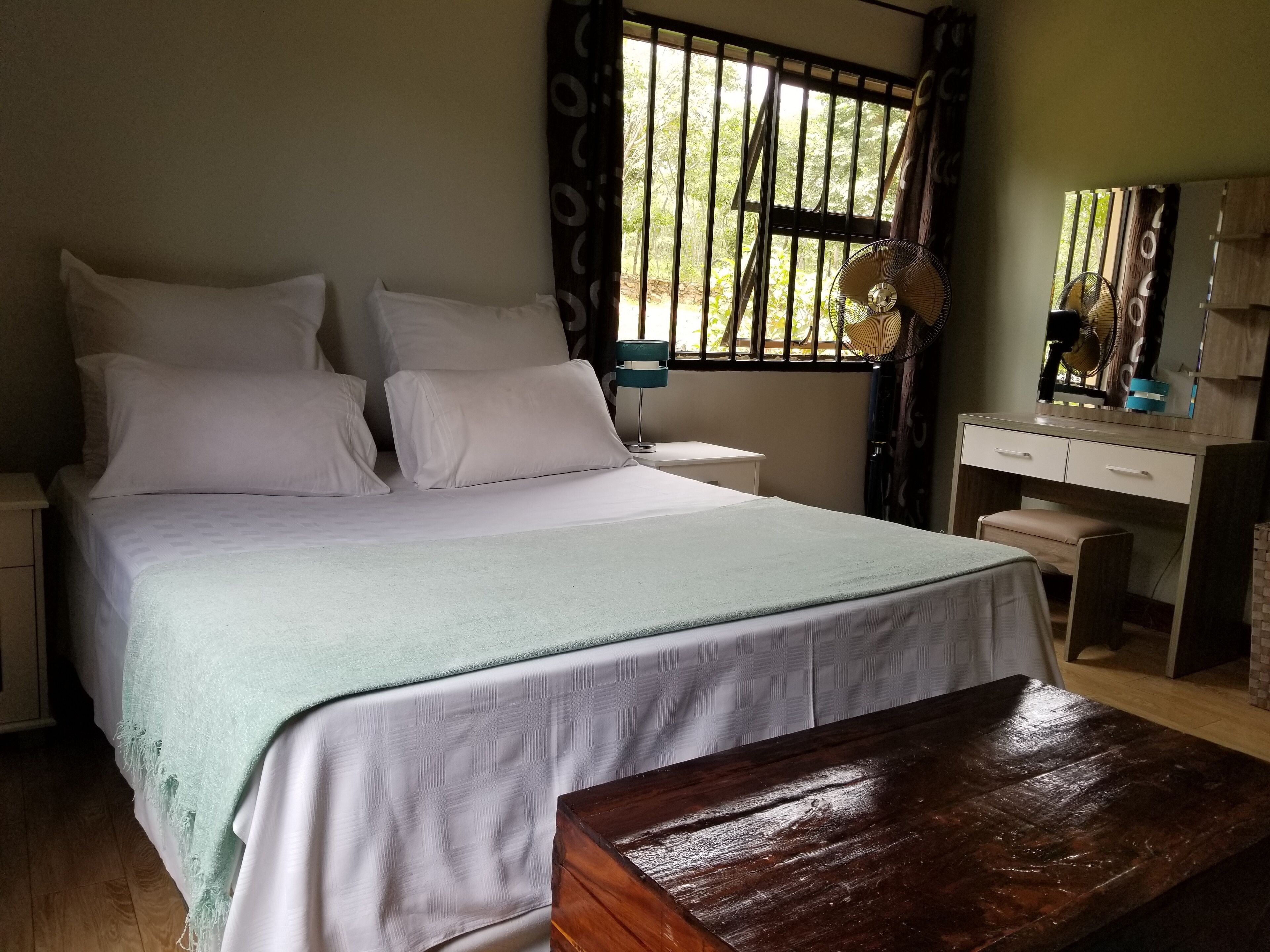 3 bedrooms, iron/ironing board, WiFi, bed sheets