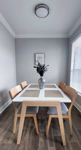 Apartment in the suburbs, near the Moll and stores (pet friendly).