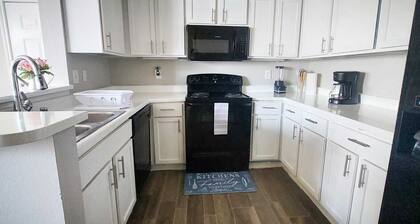 Apartment in the suburbs, near the Moll and stores (pet friendly).