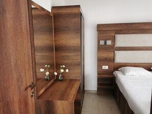 1 bedroom, desk, free WiFi, bed sheets