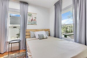 3 slaapkamers, een bureau, een strijkplank/strijkijzer, reisbedje