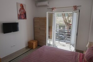 3 bedrooms, desk, iron/ironing board, WiFi