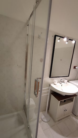 Bruser, hårtørrer, bidet, håndklæder