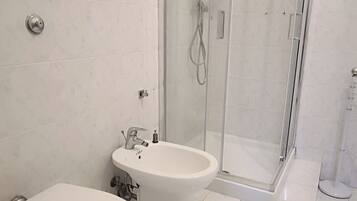 Dusch, hårtork, bidé och handdukar