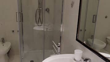 Doccia, asciugacapelli, bidet, asciugamani