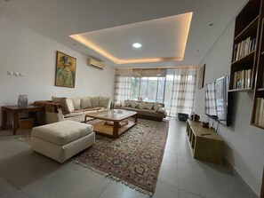 Smart TV - FAFA grande Villa Piscine Zone 4 (Côte D'Ivoire)