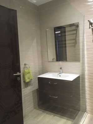 Shower, jetted bath, hair dryer, towels - FAFA grande Villa Piscine Zone 4 (Côte D'Ivoire)