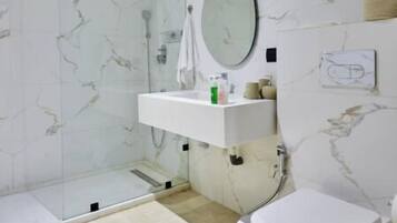 Dusche, kostenlose Toilettenartikel, Haartrockner, Handtücher