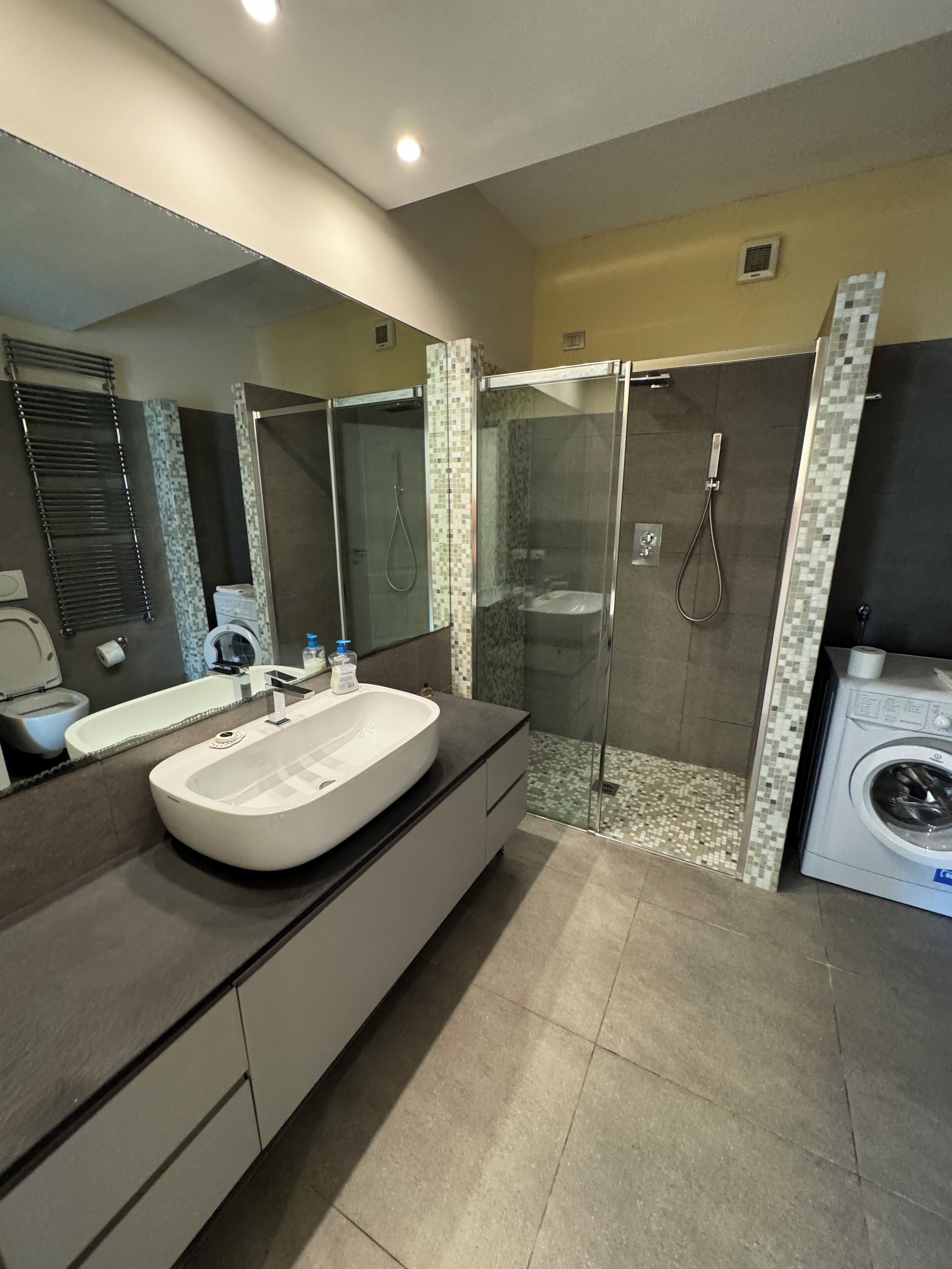 Appartamento Luxury, vista giardino | Bagno | Asciugacapelli, sapone, shampoo, carta igienica