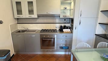 Appartement Confort, climatisation, vue partielle sur la mer | Cuisine privée | Chaise haute