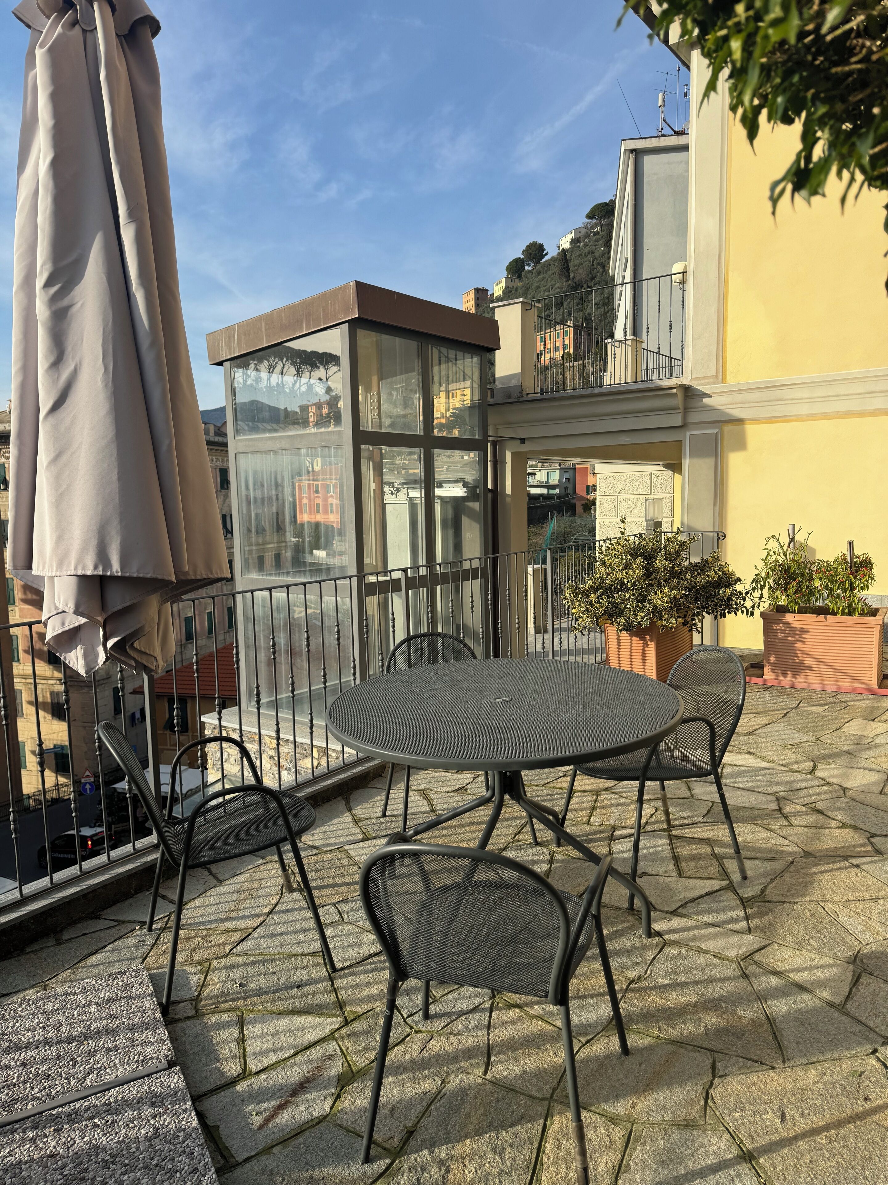 Appartement Confort, climatisation, vue partielle sur la mer | Terrasse/Patio