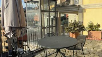 Appartement Confort, climatisation, vue partielle sur la mer | Terrasse/Patio