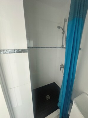 Towels, toilet paper - Fully furnished studio apartment with panoramic views on the 12th floor No: 1211 (Bremen)