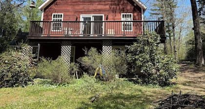 Charming 2-bedroom house with AC, WiFi in lovely Falmouth