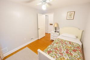 4 Schlafzimmer, Schreibtisch, Bügeleisen/Bügelbrett, kostenloses WLAN