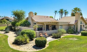 Exterior - 2-bedroom condo with amazing mountain views (Palm Desert)