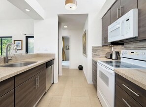 Fridge, microwave, oven, stovetop - 2-bedroom condo with amazing mountain views (Palm Desert)