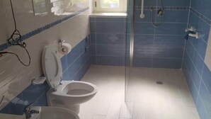 A bathroom with a toilet, bidet, and sink. - 🏡 Holiday Apartment in Policastro Bussentino (Policastro Bussentino)