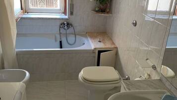 Douche, sèche-cheveux, serviettes fournies, savon