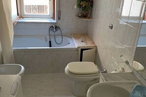 Douche, sèche-cheveux, serviettes fournies, savon