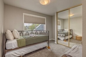 3 bedrooms, desk, iron/ironing board, free WiFi