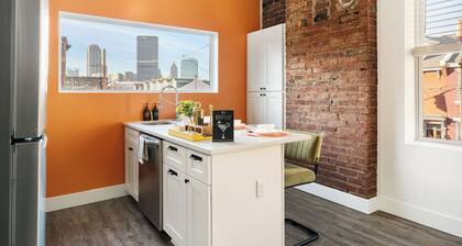 Charming 1-Bedroom Apartment in Lovely Pittsburgh With Ac