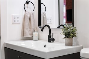 Secadora de cabello, toallas, jabón, papel de baño