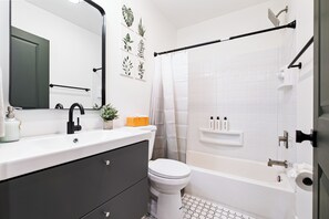 Haartrockner, Handtücher, Seife, Toilettenpapier