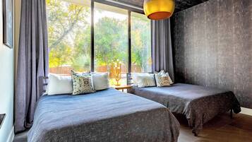 Desk, laptop workspace, iron/ironing board, free WiFi