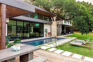 Outdoor pool, sun loungers - Eastside Mansion w Pool 7 Mins to Rainey (Austin)