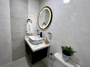 Hair dryer, soap, toilet paper - Luna by Suarez Properties | Jacuzzi, & BBQ (Santo Domingo Este)