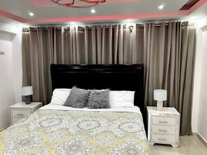 3 bedrooms, iron/ironing board, free WiFi, bed sheets - Luna by Suarez Properties | Jacuzzi, & BBQ (Santo Domingo Este)