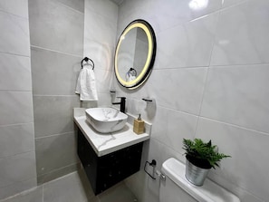 SĂšche-cheveux, savon, papier toilette