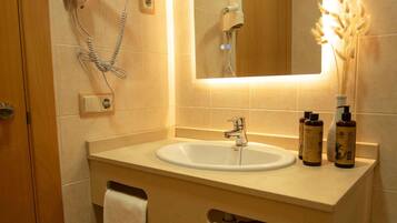 Exclusive-Zimmer | Badezimmer | Dusche, kostenlose Toilettenartikel, Haartrockner