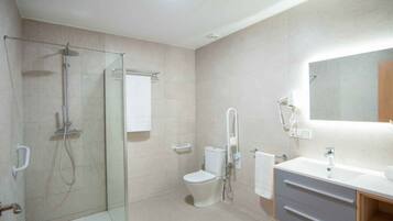 Family Double Room, Non Smoking | Bathroom | Shower, free toiletries, hair dryer, heated floors