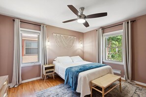 4 Schlafzimmer, Zimmersafe, Schreibtisch, Bügeleisen/Bügelbrett