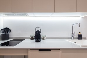 Refrigerador, microondas, cafetera y tetera y tetera eléctrica 