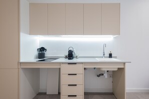 Réfrigérateur, micro-ondes, cafetière/bouilloire, bouilloire électrique