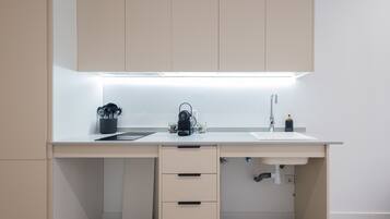 Réfrigérateur, micro-ondes, cafetiÚre/bouilloire, bouilloire électrique