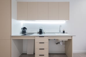 Kylskåp, mikrovågsugn, kaffe- och tebryggare och vattenkokare