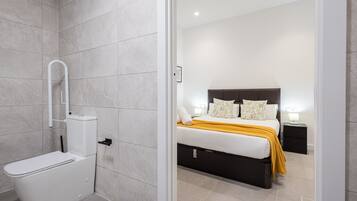 Douche, sĂšche-cheveux, serviettes fournies