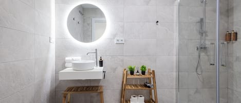 Shower, hair dryer, towels