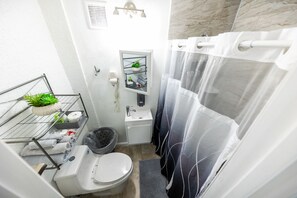 Sèche-cheveux, serviettes fournies, savon, shampoing